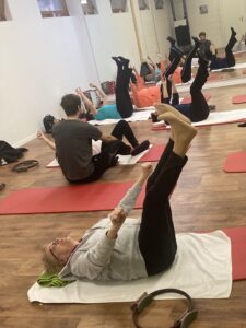 Gruppe im Gymnastikraum