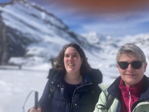 Nicole und Esther beim Spazieren